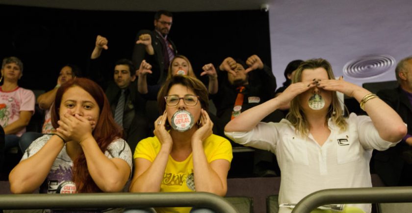Manifestantes na sessão que votou a PEC 241 em performance dos símios da indiferença - Foto: Lula Marques/AGPT