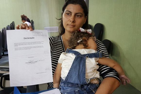 A mãe de Luhandra Batista da Silva, de um ano e três meses, Jusikelly da Silva carregava uma pasta com exames e documentos que atestavam a busca, por meses, dos recipientes e o leite especial para alimentação da meninaSumaia Vilela/ Agência Brasil 