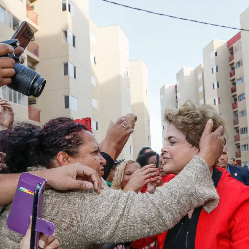 A presidenta Dilma em visita ao condomínio João Cândido, Taboão da Serra, SP