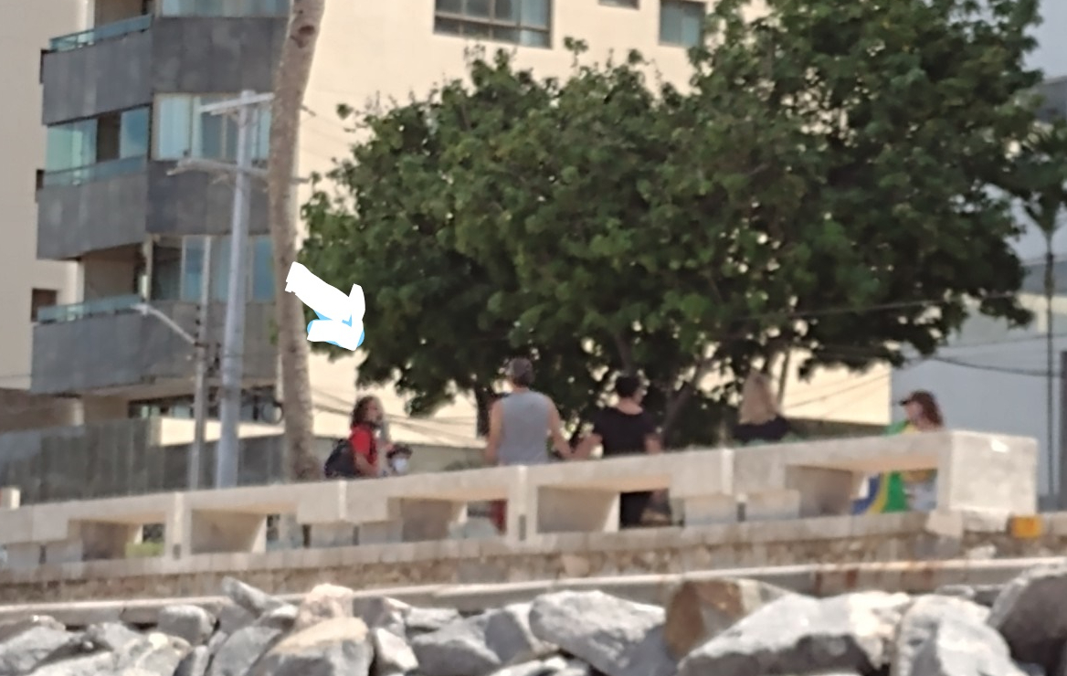 militante encara bolsonaristas no 1º de maio