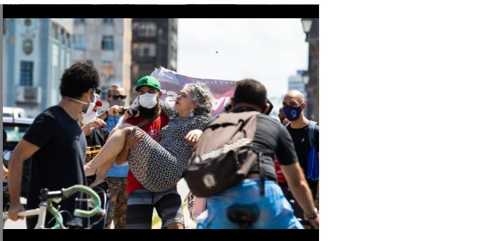 Liana agredida, é carregada por manifestante no 29 M - Foto Tarso Alves