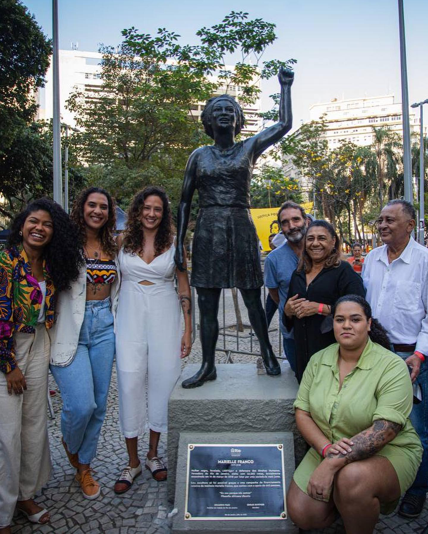 Familia na estátua Marielle Franco- InstMF