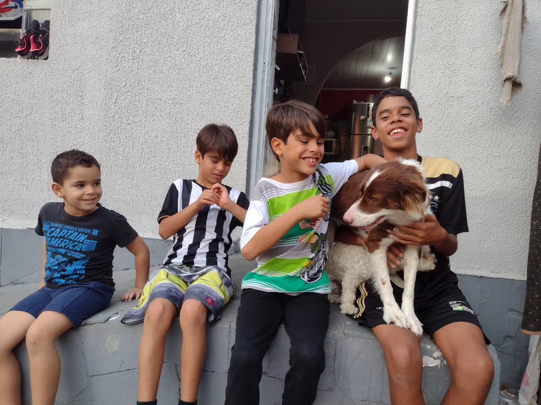 As crianças na casa da dona Dirce